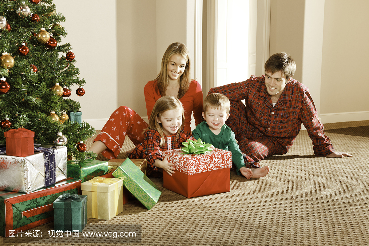 圣诞礼物晨曦,女孩,男孩,家庭开放礼物