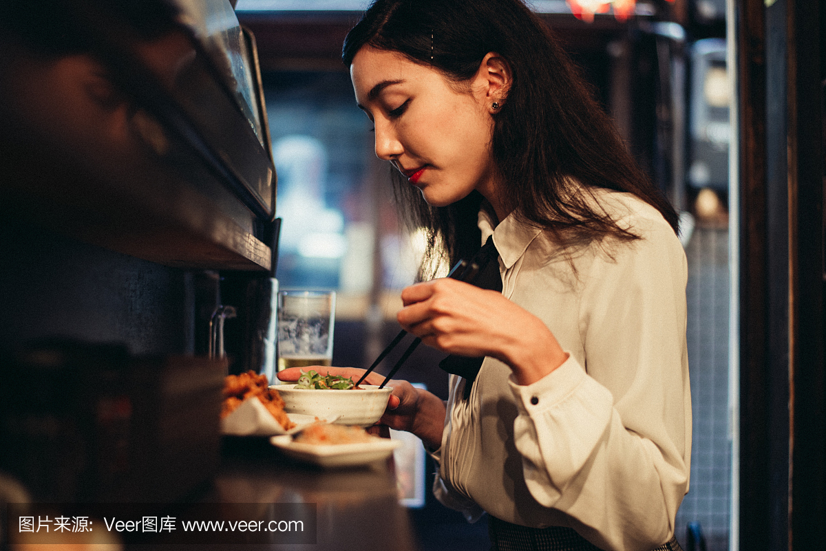 日本女人在一家餐馆吃饭