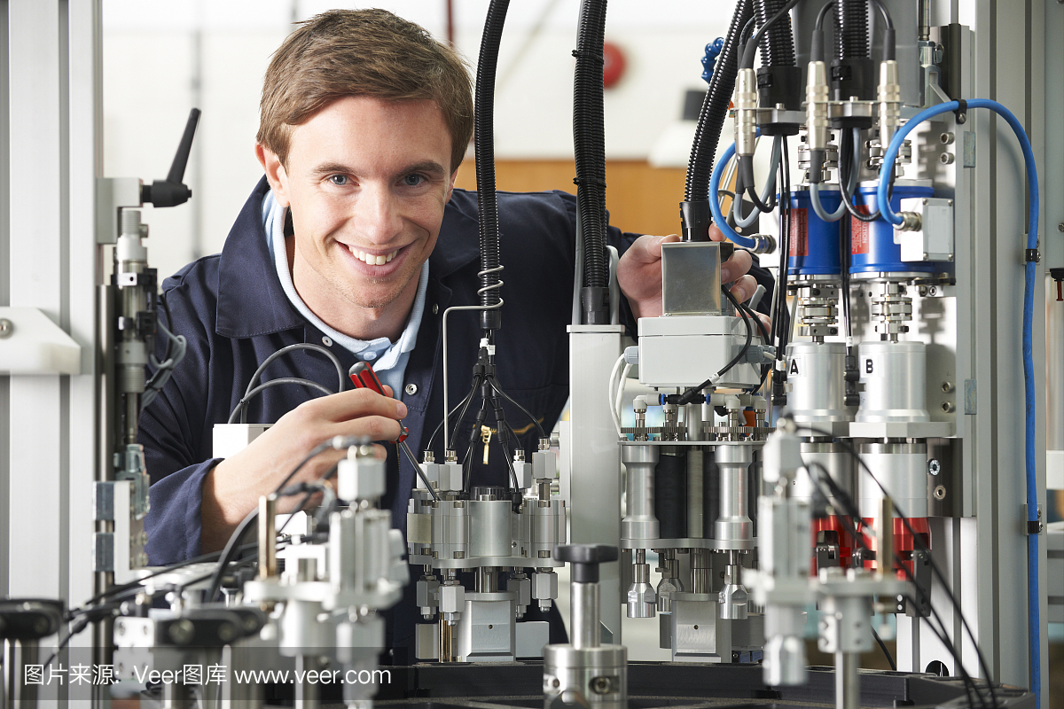 在工厂工作的复杂设备工程师