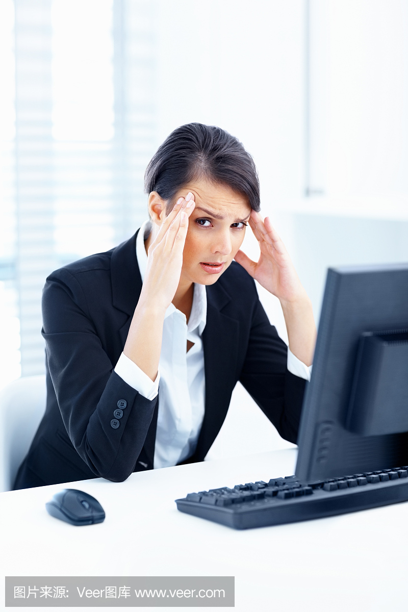 头痛 - 工作中遇到问题的女商人