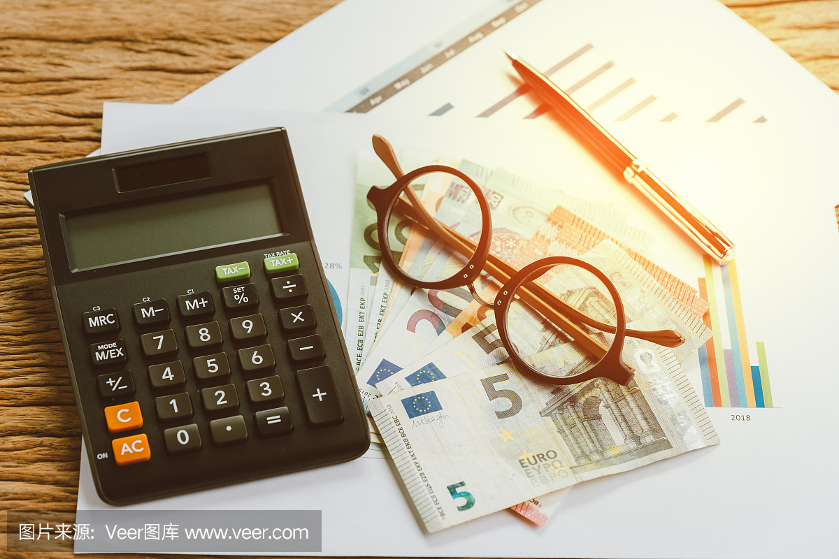 税计算或预算计划的概念,眼镜,笔在欧元纸币堆
