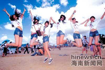 合照姿势摆法_男生拍照姿势摆法大全_两个人拍照姿势的摆法