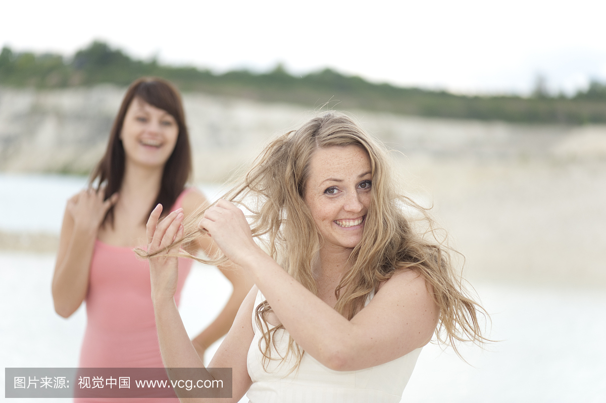 两名丹麦女子肖像,28岁,26岁,女子在前面玩头发
