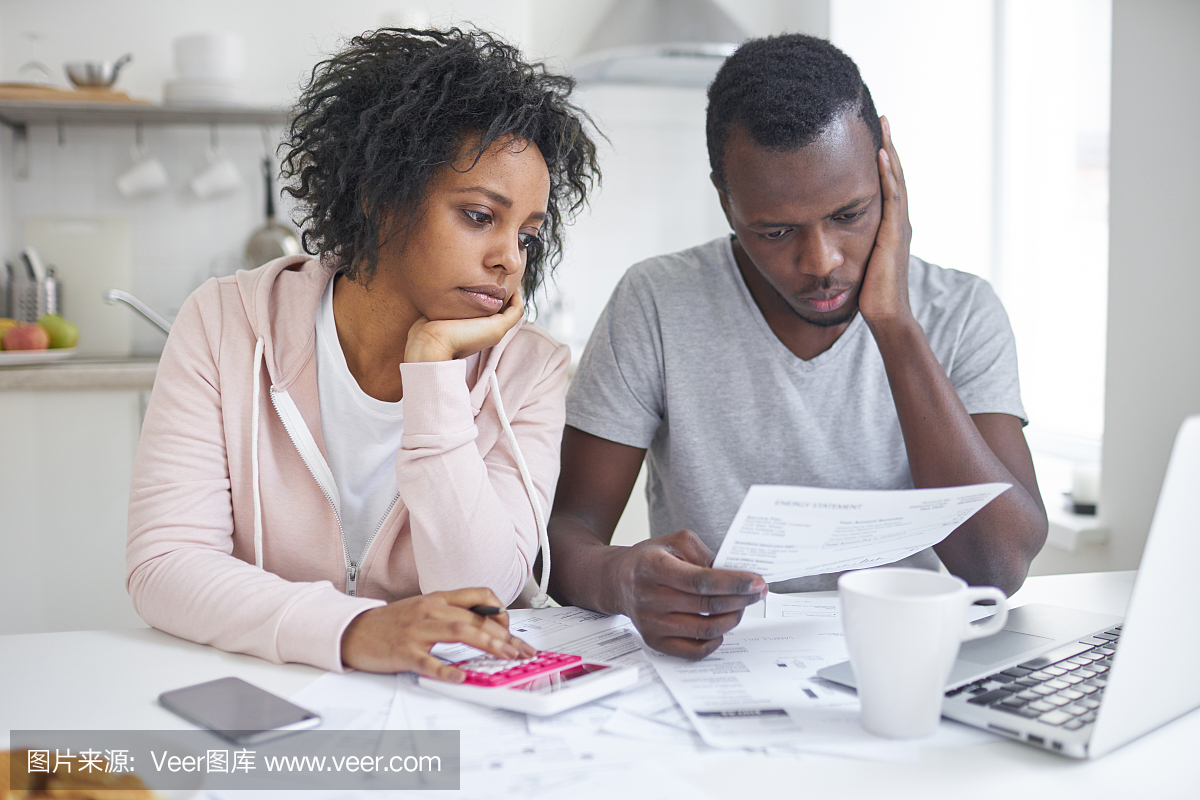 强调非裔美国人夫妇看起来很沮丧,没有钱偿还