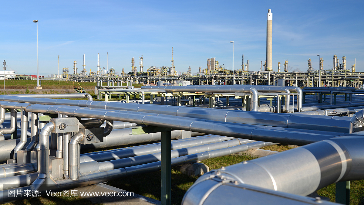 运输原油到炼油厂 - 化学工厂的管道和建筑物