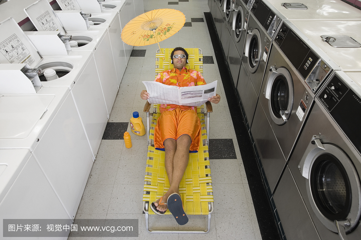 报纸初中和躺椅自助雨伞在阅读洗衣店升学率滨江男子图片