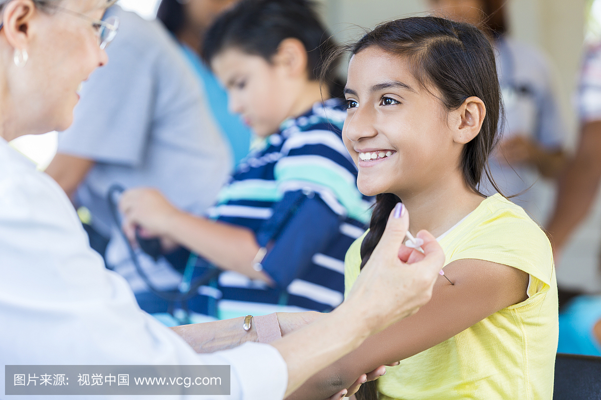 相当年轻的女孩让她的流感在免费诊所拍摄