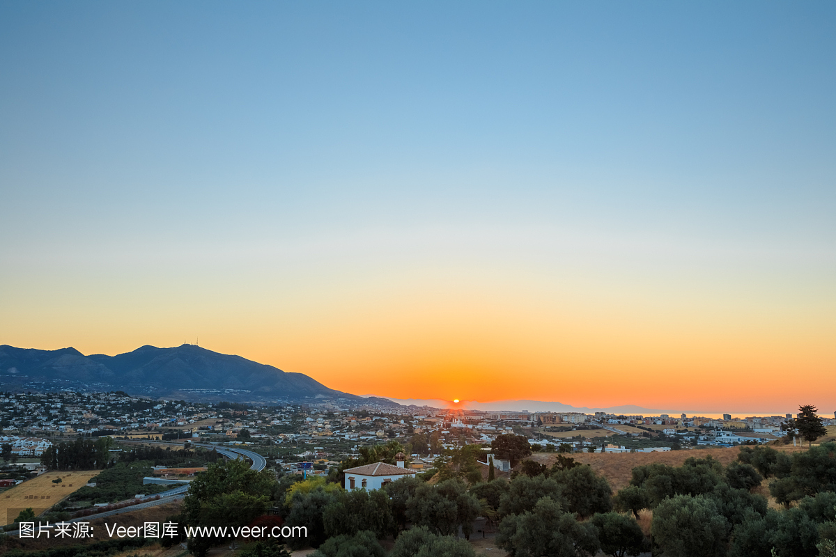 山和日落在米哈斯,西班牙。黑暗的剪影山
