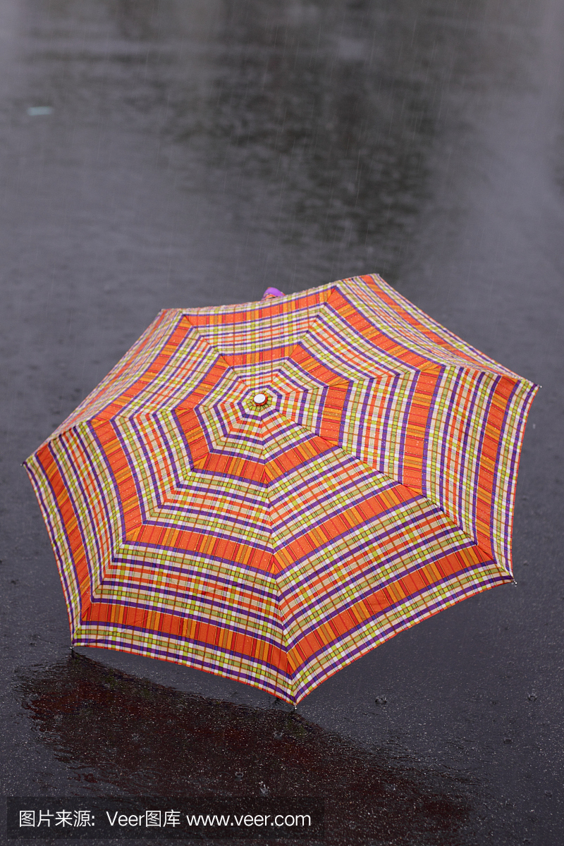 在湿街打开雨伞