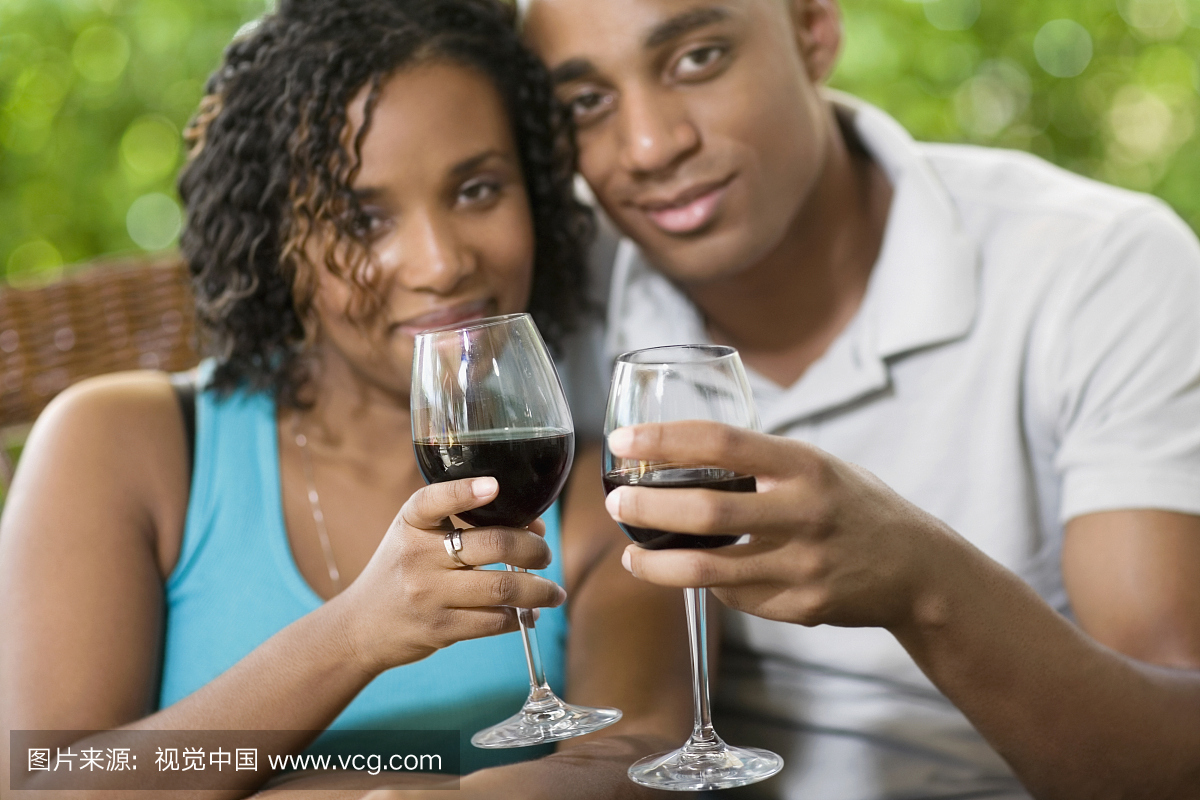 非洲夫妇敬酒与葡萄酒