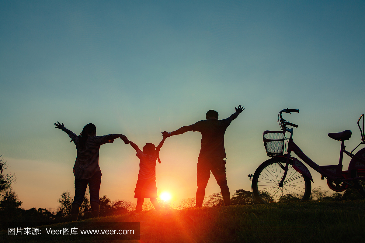 幸福的家庭在一起,父母与他们的小孩在日落时