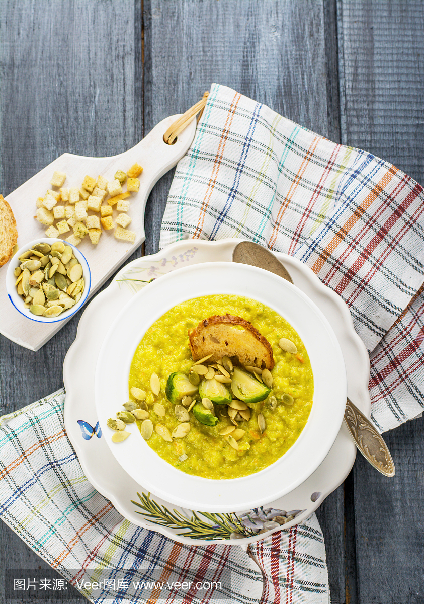 厚的蔬菜汤泥浆与布鲁塞尔芽菜,油煎面包子,南瓜籽