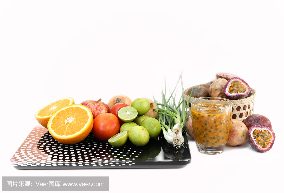 饮食概念。水果和蔬菜重量级