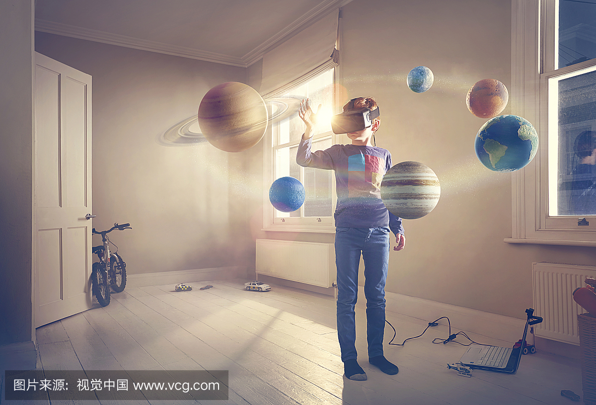 男孩探索虚拟现实太阳系