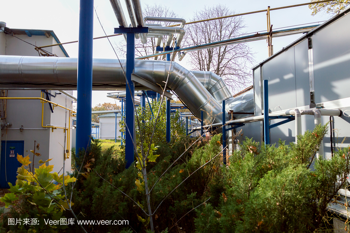 与户外工业中央空调连接的两个巨大直径的风管