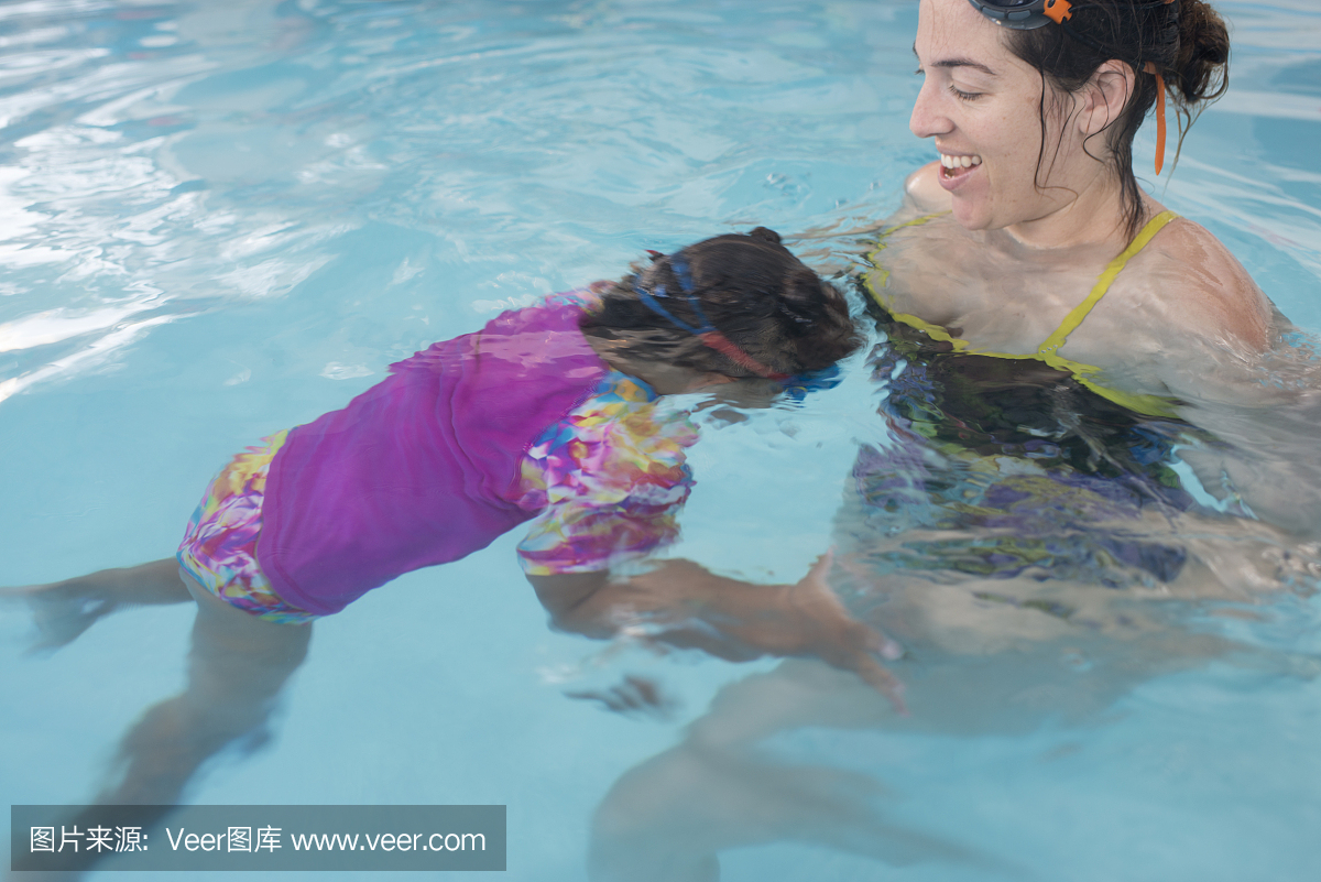 婴儿游泳课 - 学习如何漂浮和呼吸。