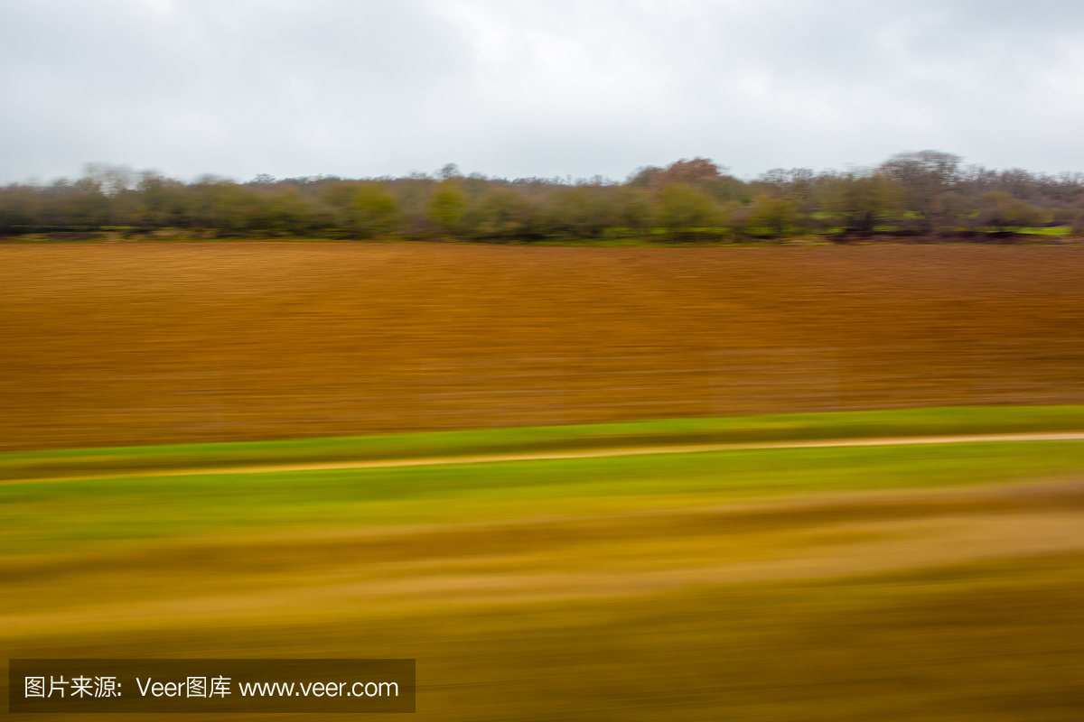 艾克斯普罗旺斯和巴黎之间的高速列车通过玻璃