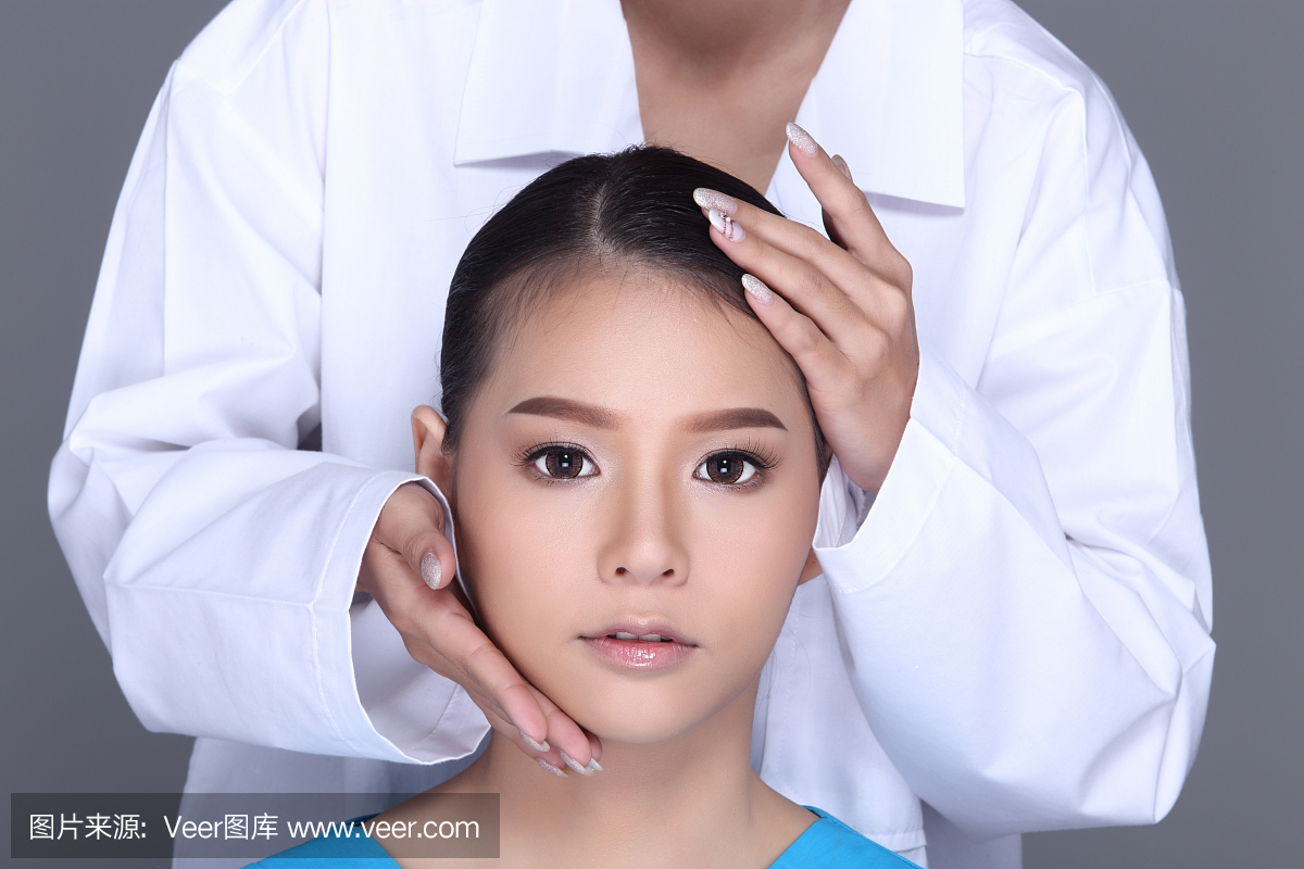 美容师医生检查诊断整形手术前的面部结构患者
