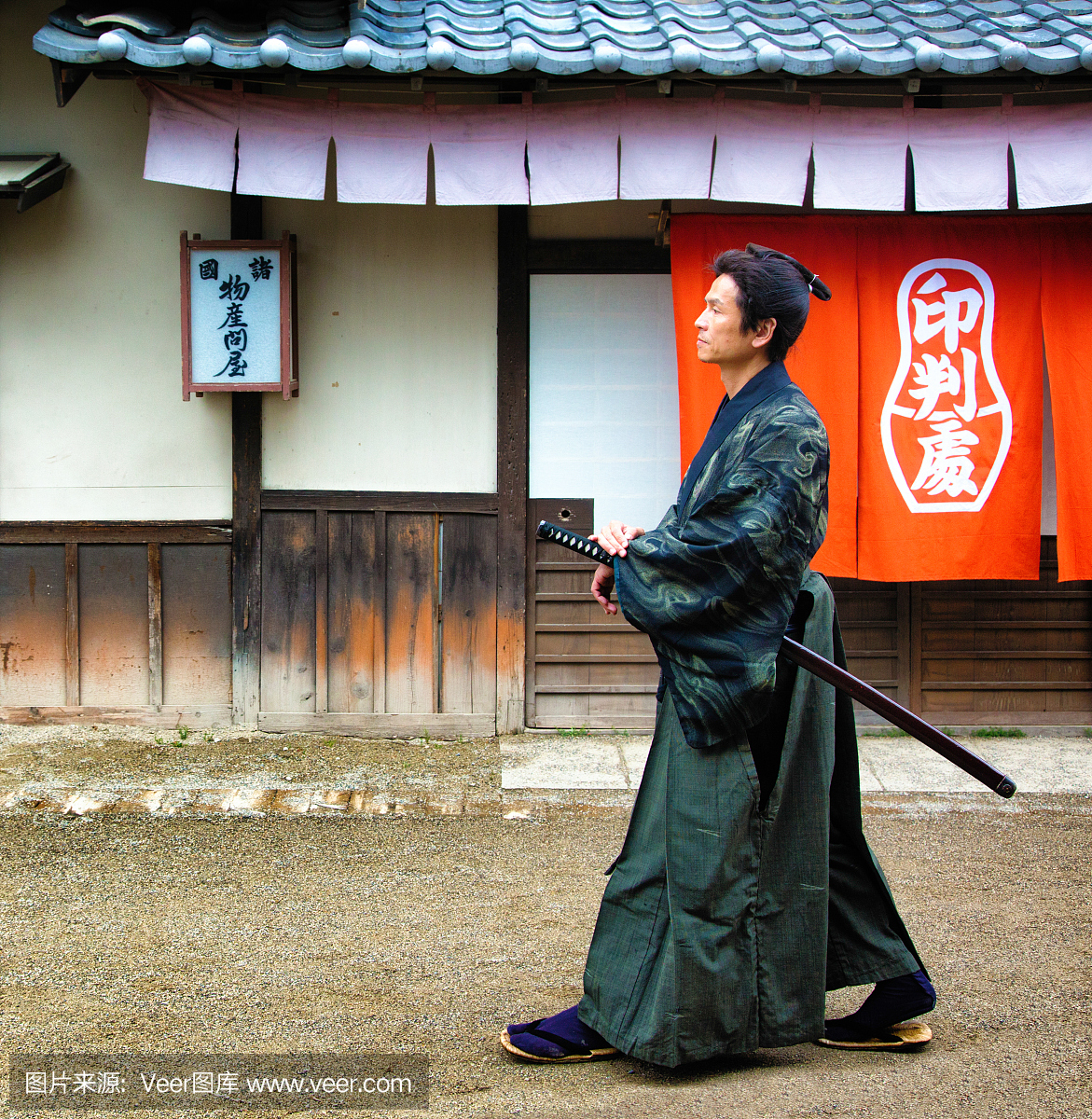 日本武士在服装散步在江户村手上剑