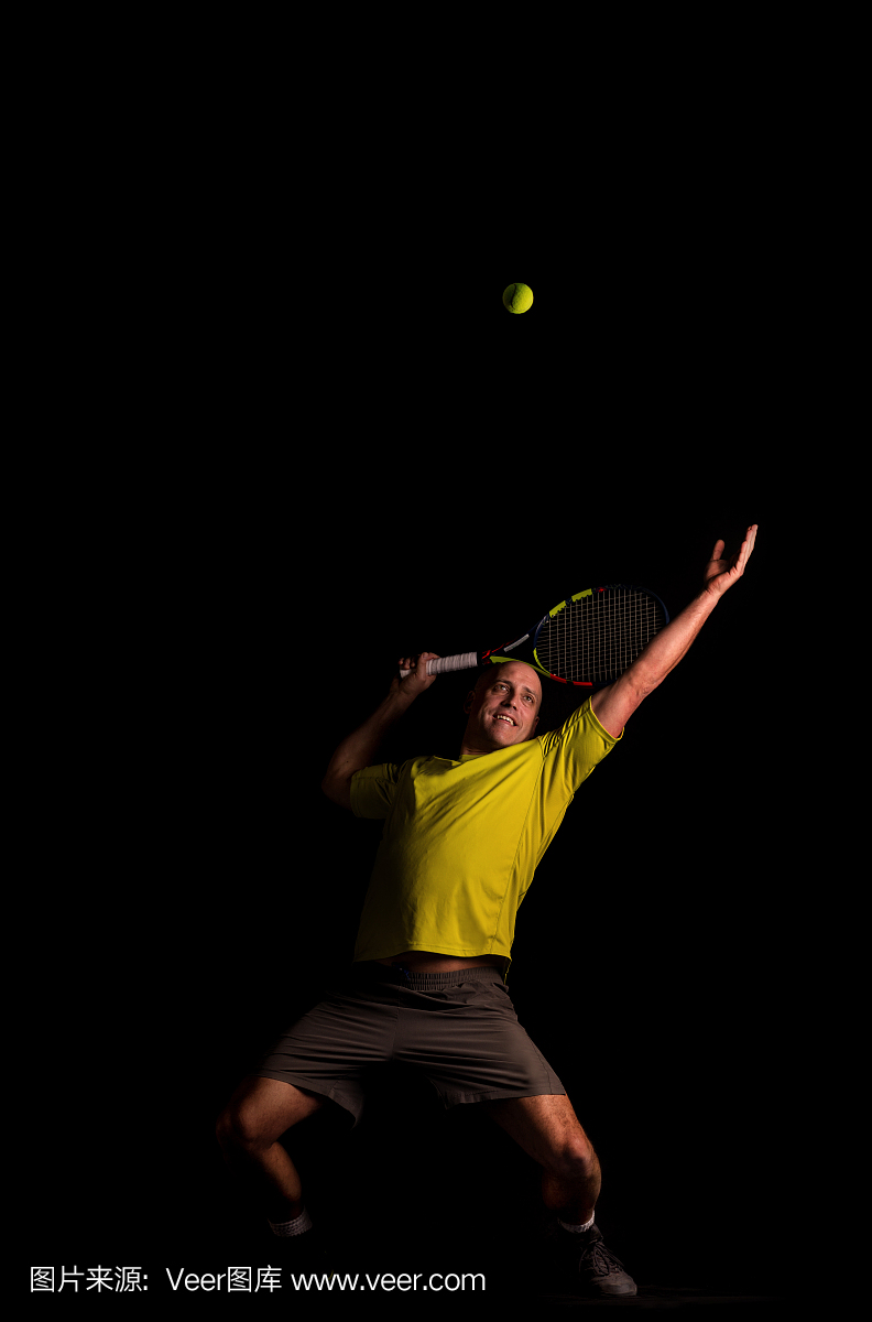 网球运动员发球