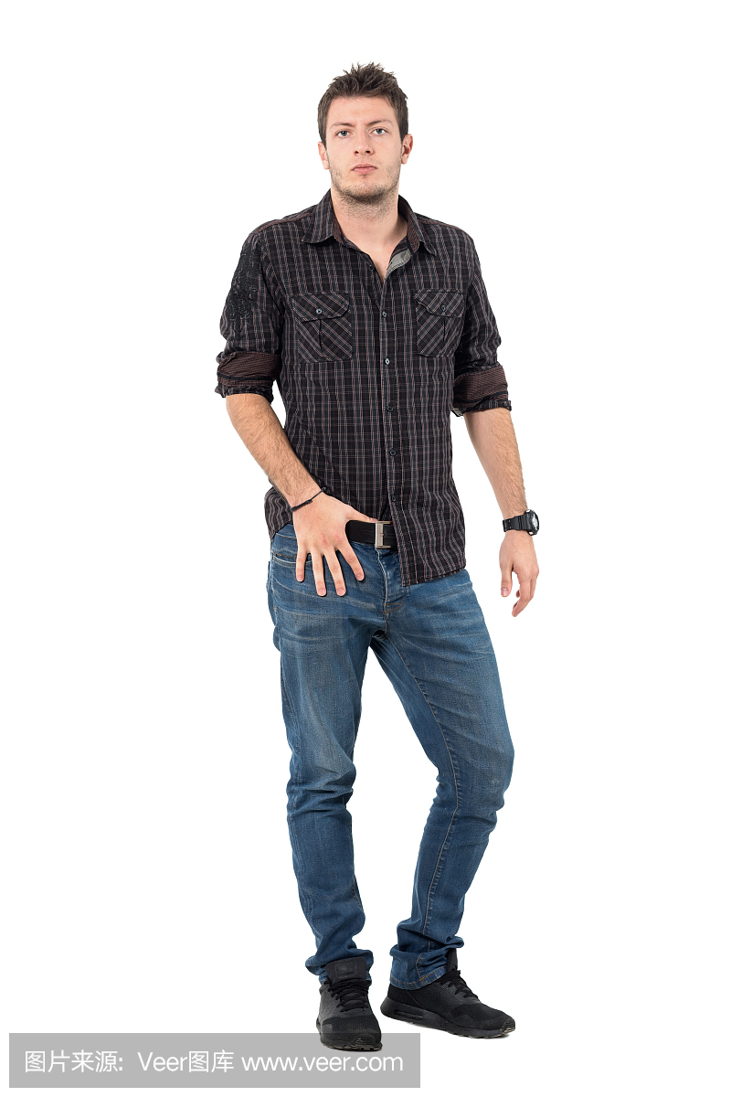 酷男性休闲男模特在牛仔裤和格子衬衫看相机。
