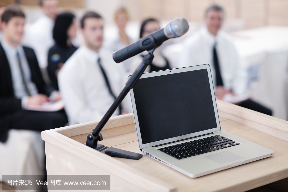 笔记本电脑在会议讲话台上