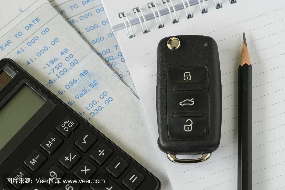 财务汽车分期付款概念作为车钥匙,计算器,在纸