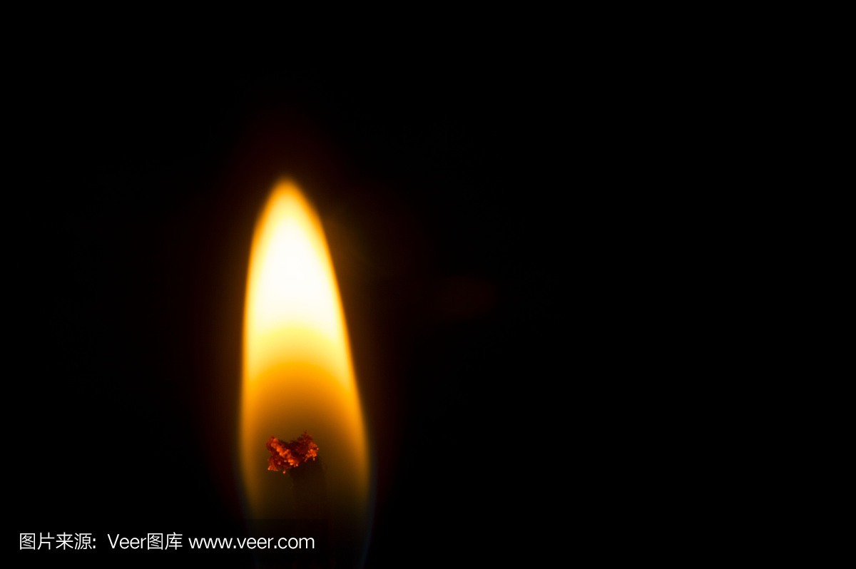 在黑暗中的蜡烛火焰的特写镜头