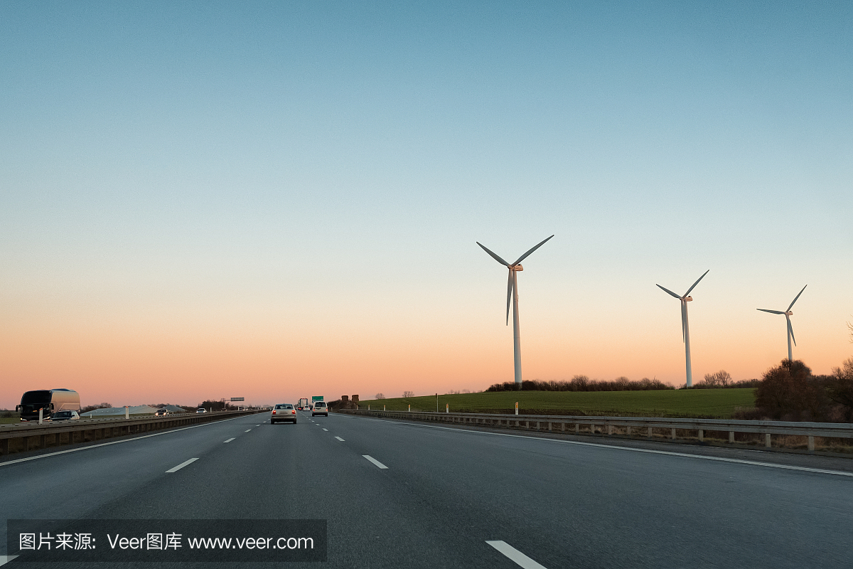 在日落的多车道高速公路。