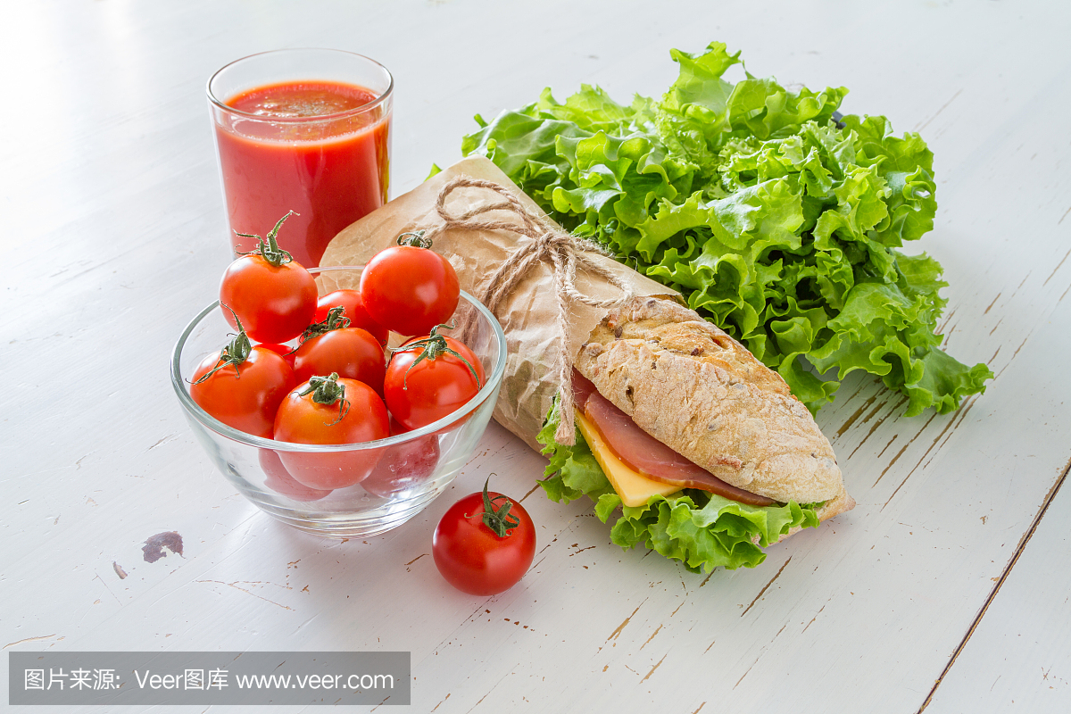 夏天三明治配火腿,奶酪,沙拉和西红柿,果汁