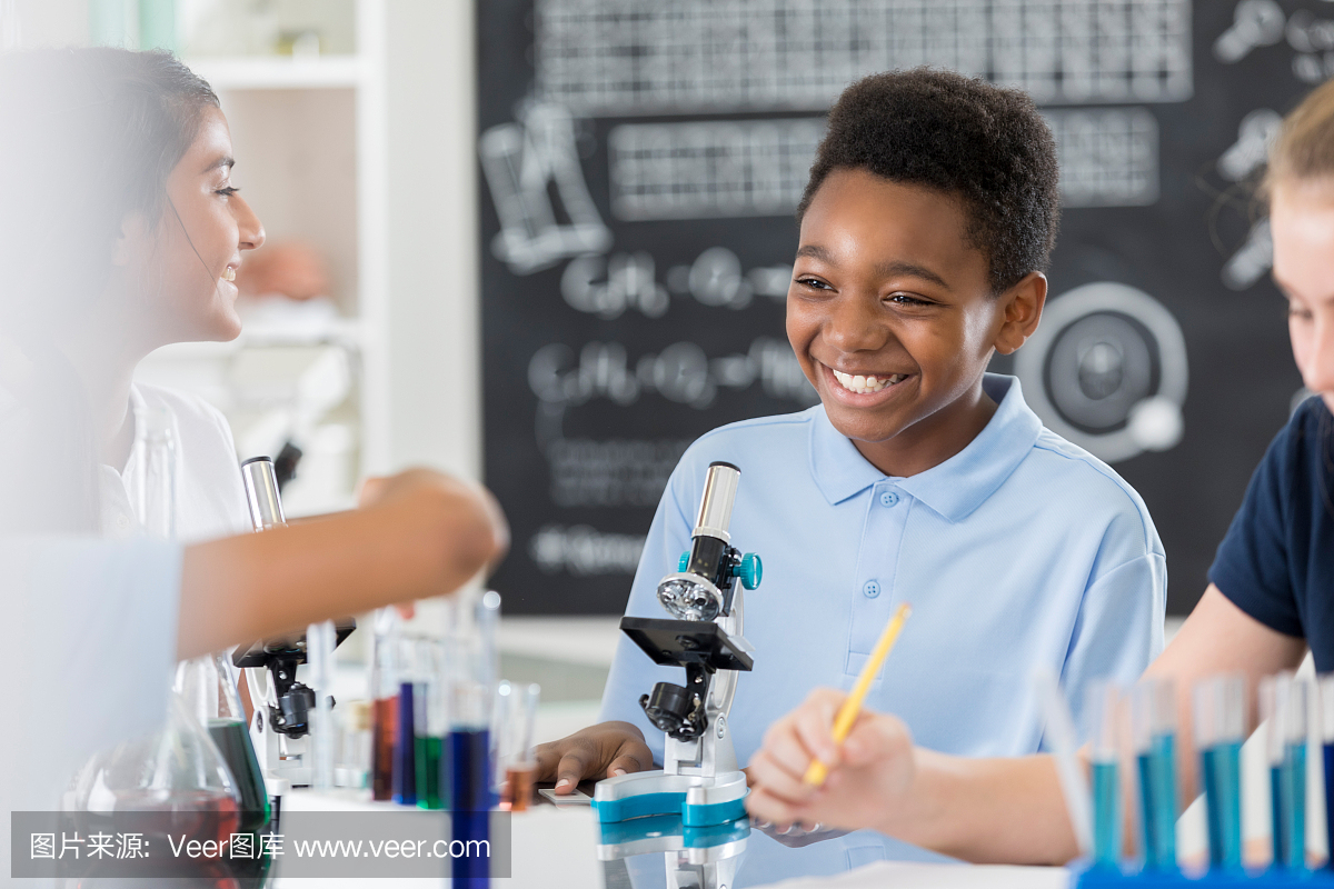 一群中学生在作业上工作