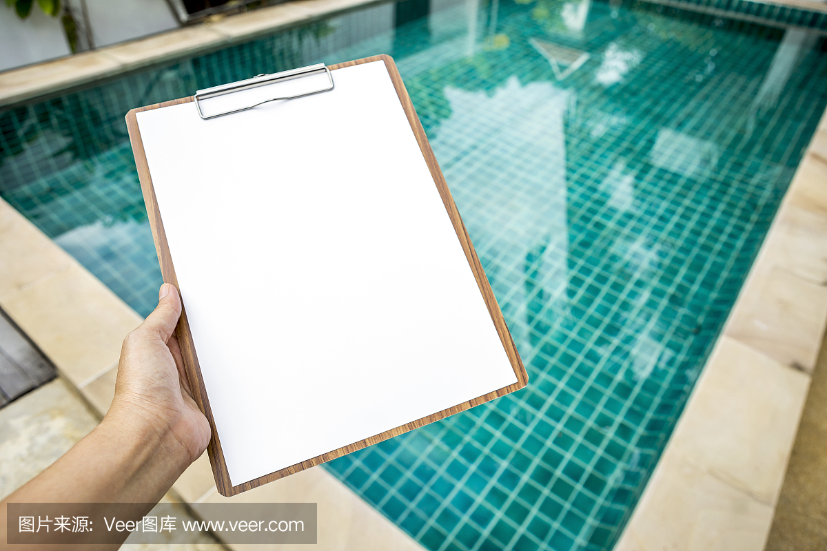 在清除水游泳池的剪贴板上张空白的纸