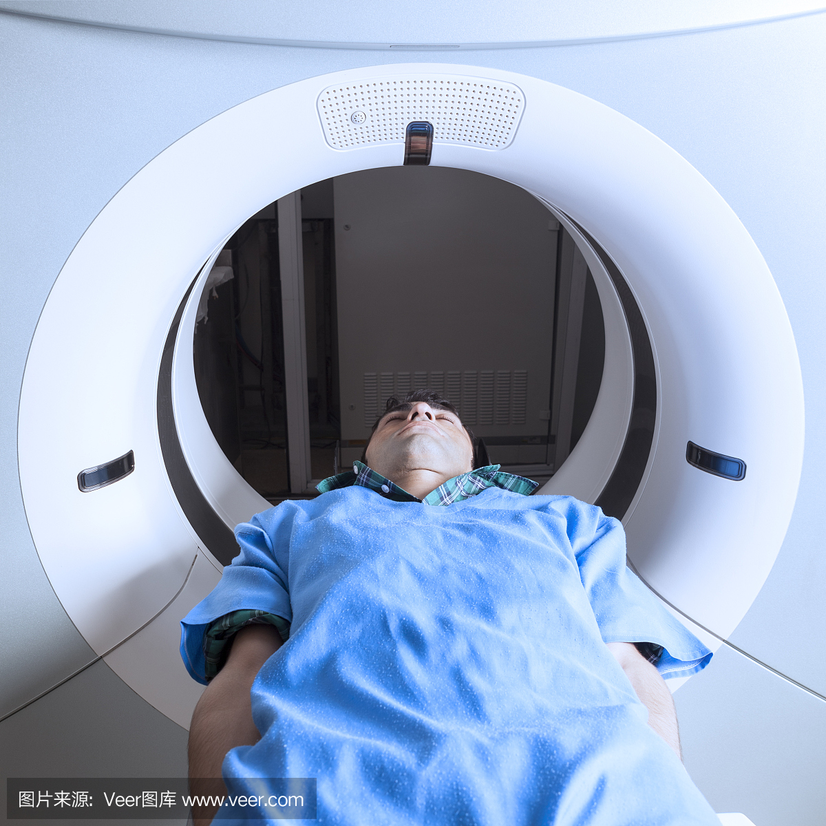 通过现代CT扫描仪进行体格检查的人员