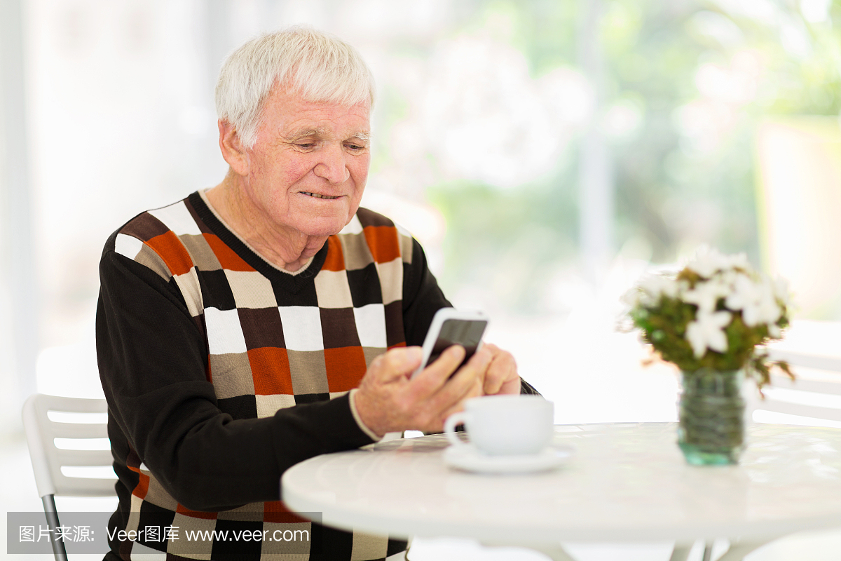 老人用智能手机