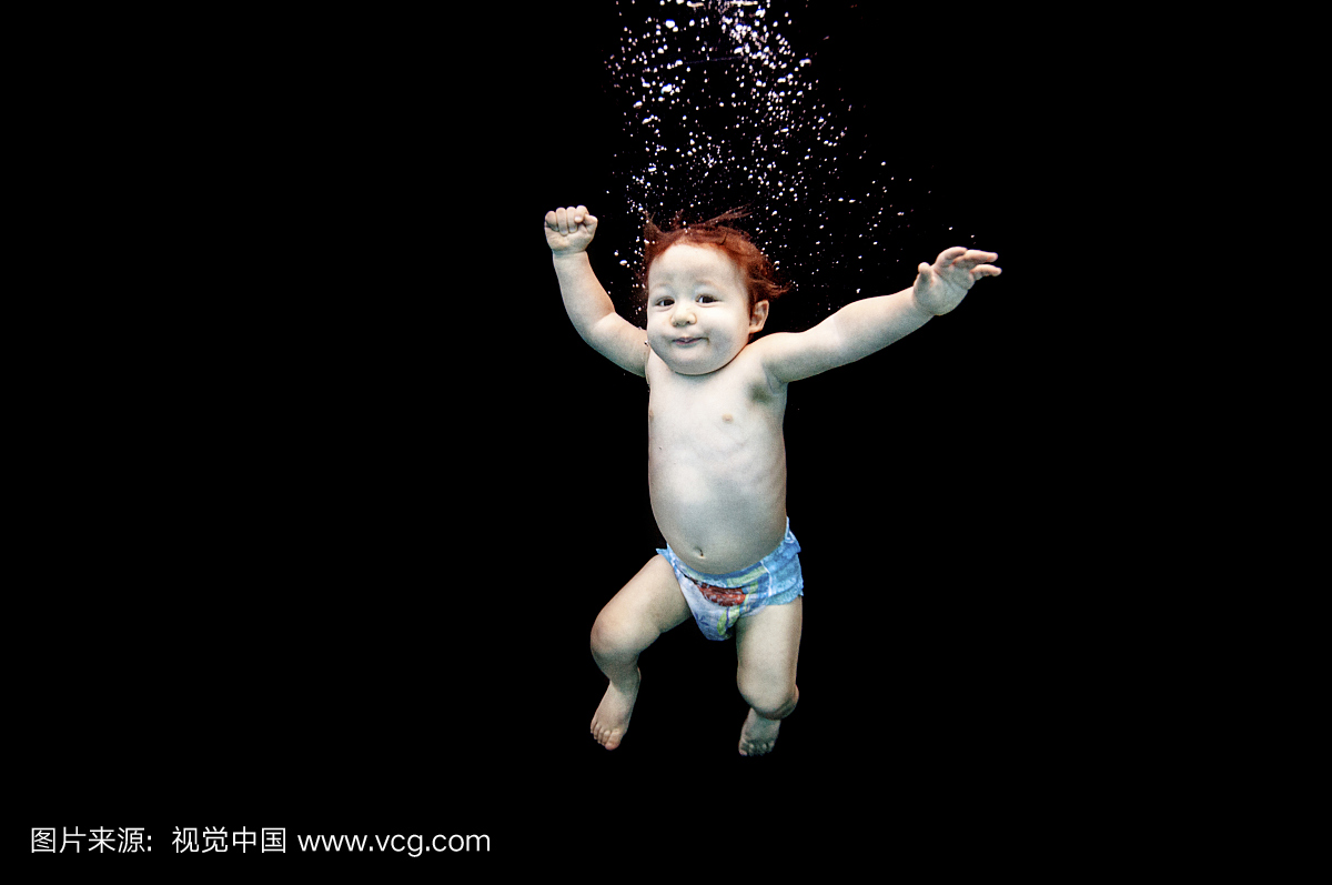 婴儿潜水在游泳池