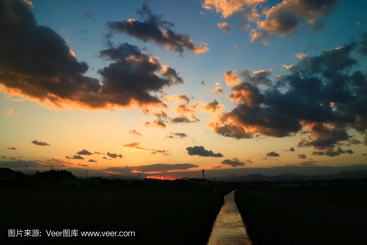 美丽的日落在日本农村:铃鹿,三重县