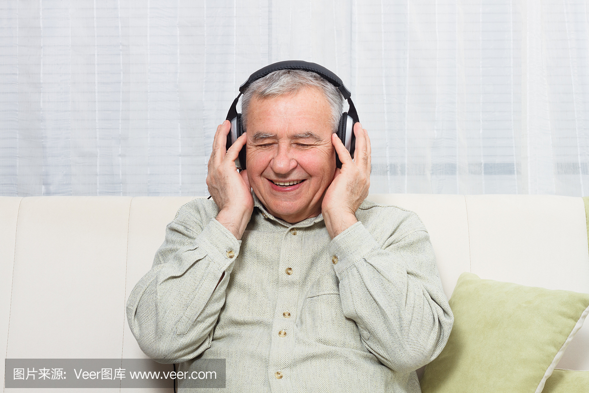 老人听音乐