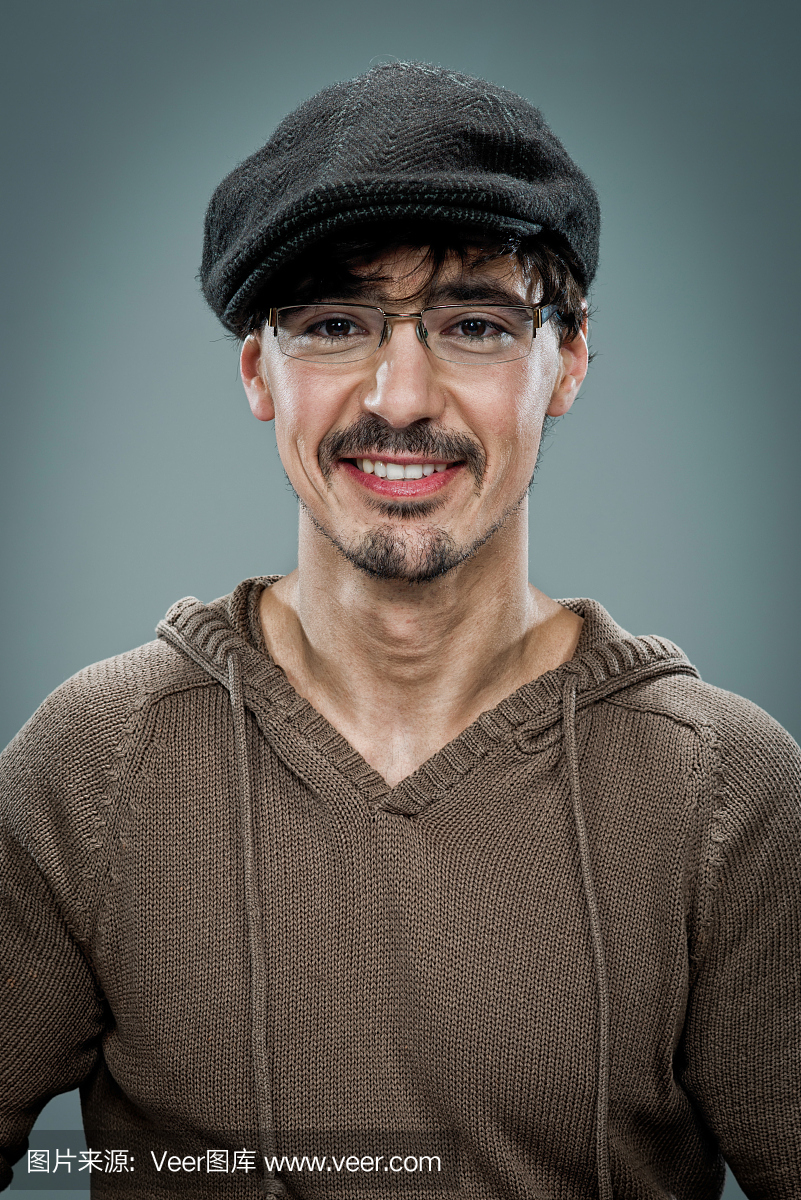 微笑与贝雷帽的年轻可爱的男人