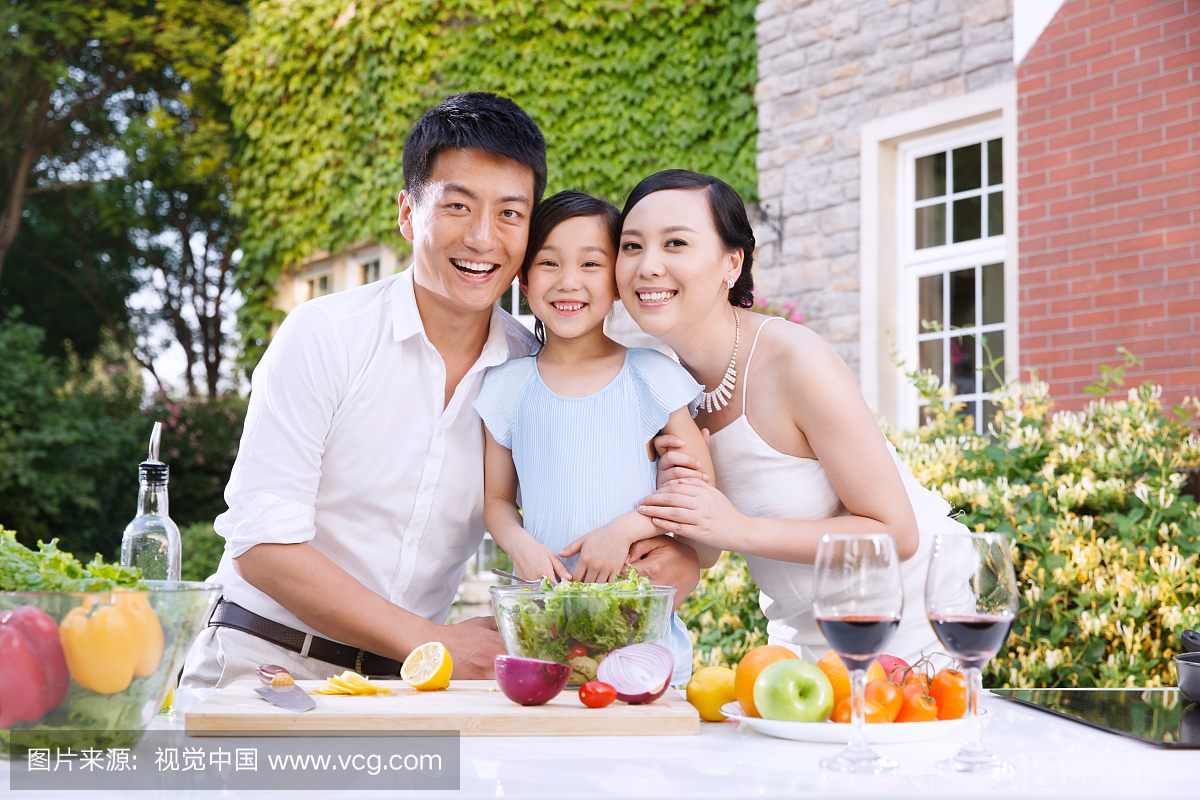 三口之家在户外厨房