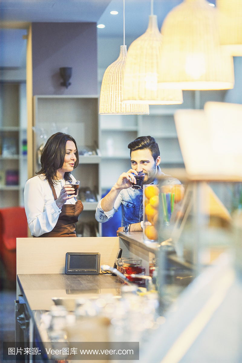 友好的女服务员与她的客户打交道