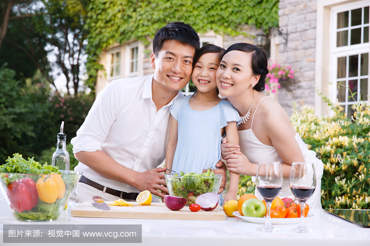 三口之家在户外厨房