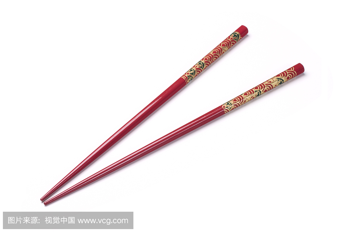 两个红色筷子在白色背景上