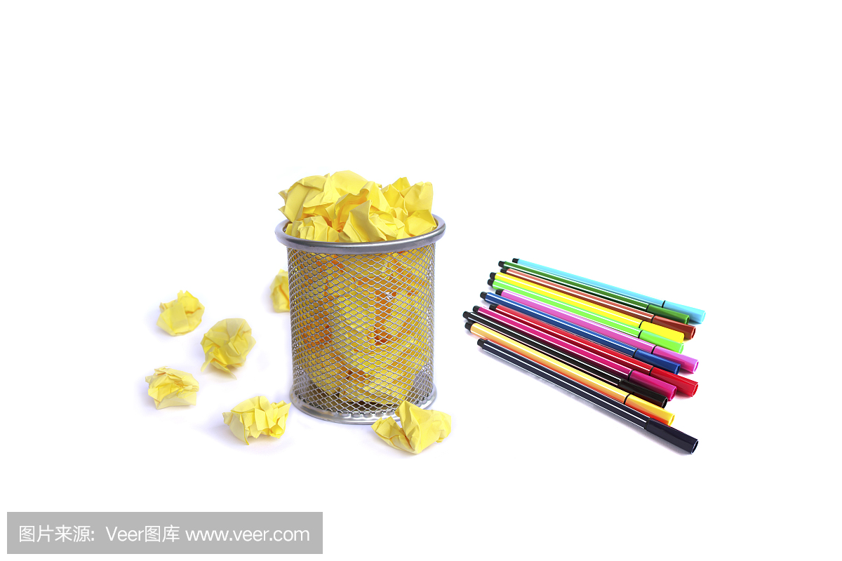 垃圾桶与颜色笔浪费孤立在白色背景上
