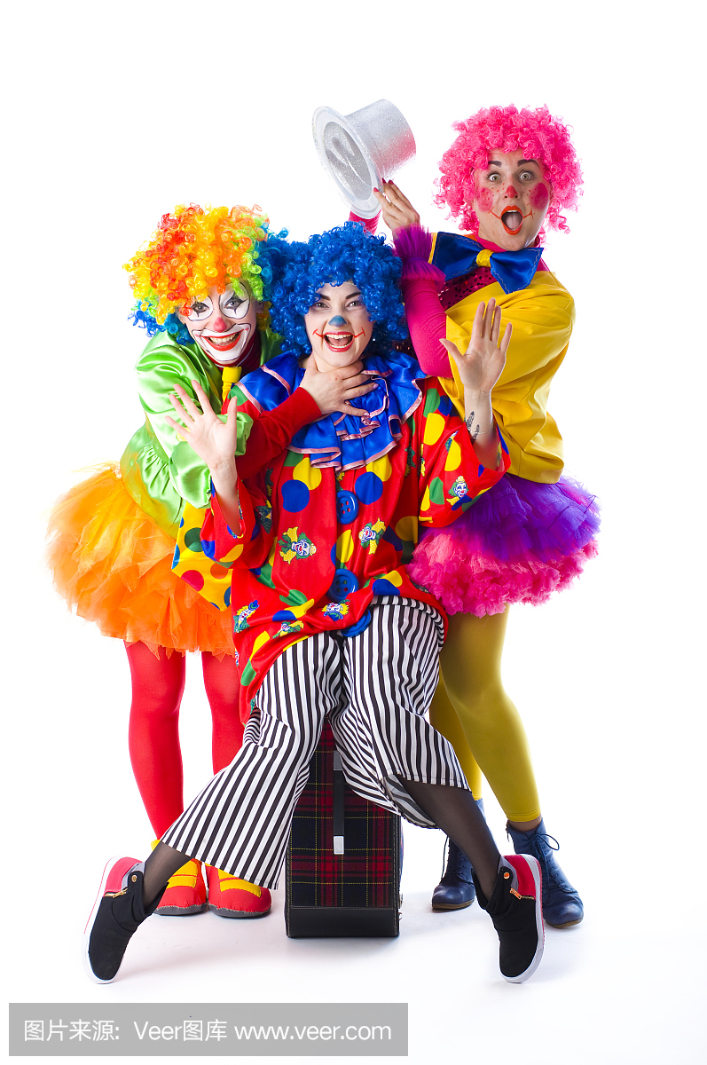 三个彩色有趣的小丑在白色背景上