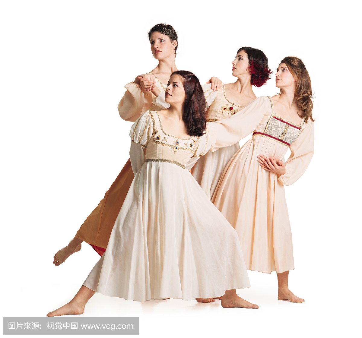 一群四名年轻白种女性舞蹈家在流动的舞蹈服装