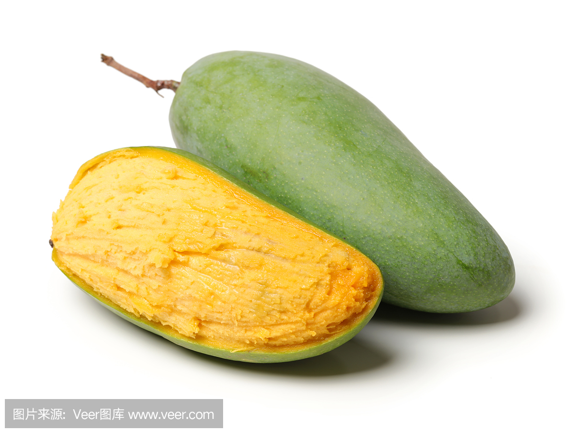 在白色背景上的新鲜绿色芒果