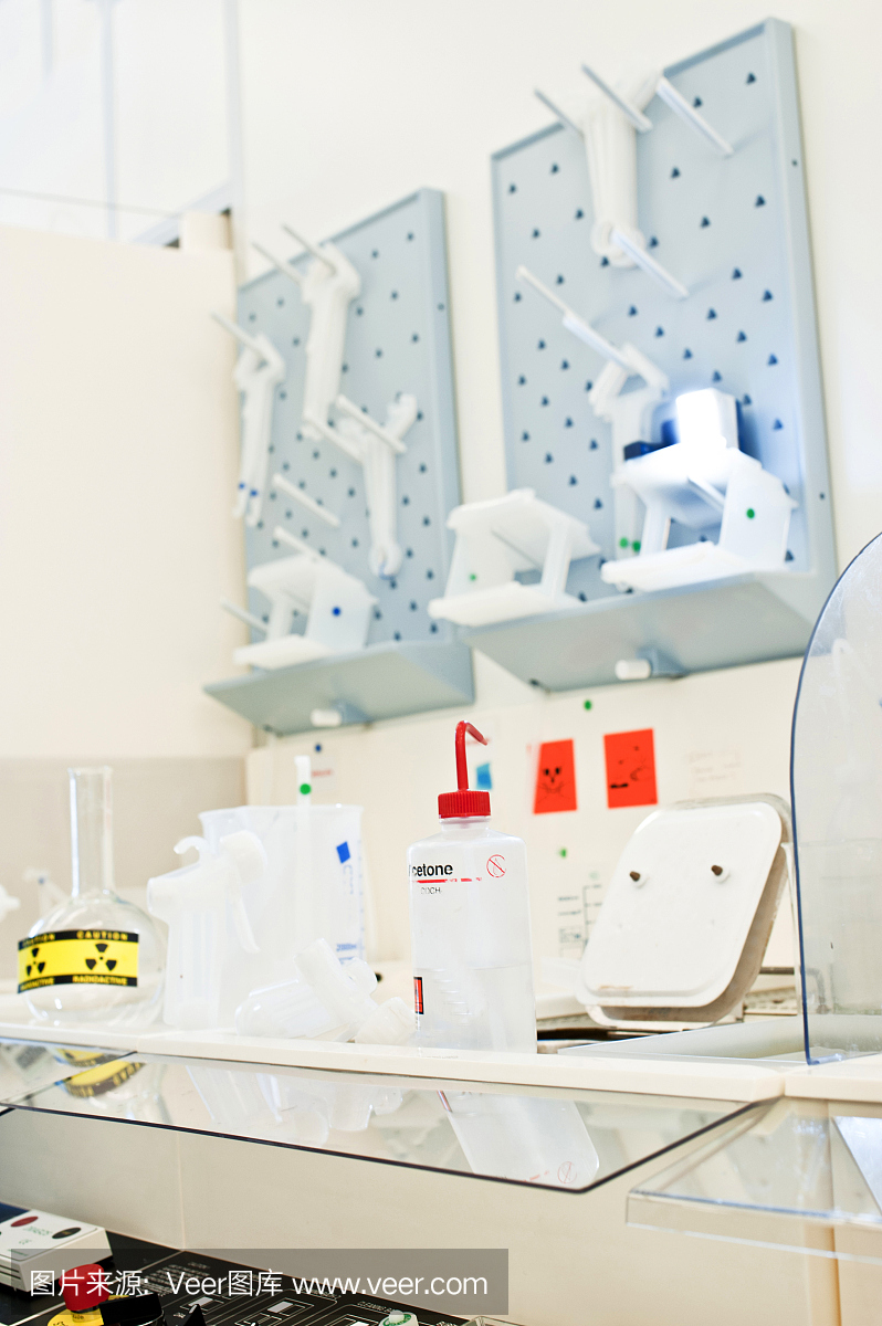 浴工作台上的丙酮瓶和放射性化学品。半导体传