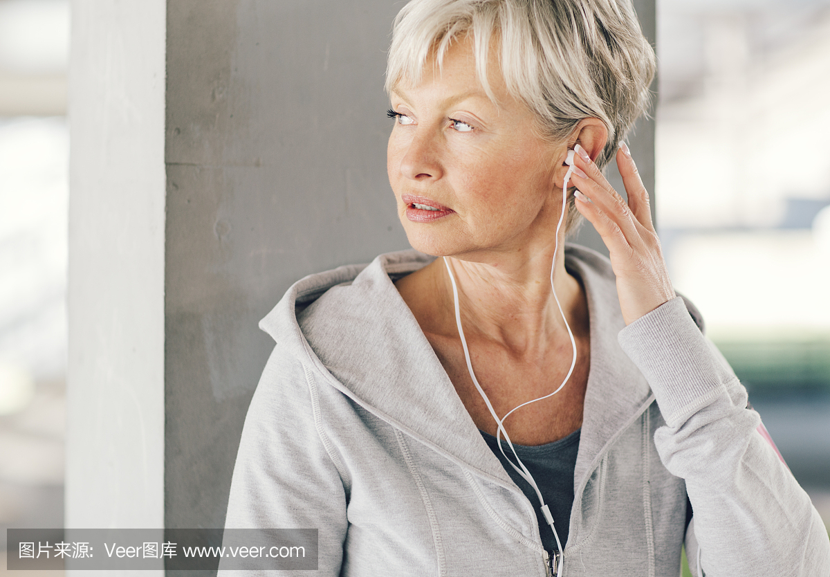 成熟的女人跑步。