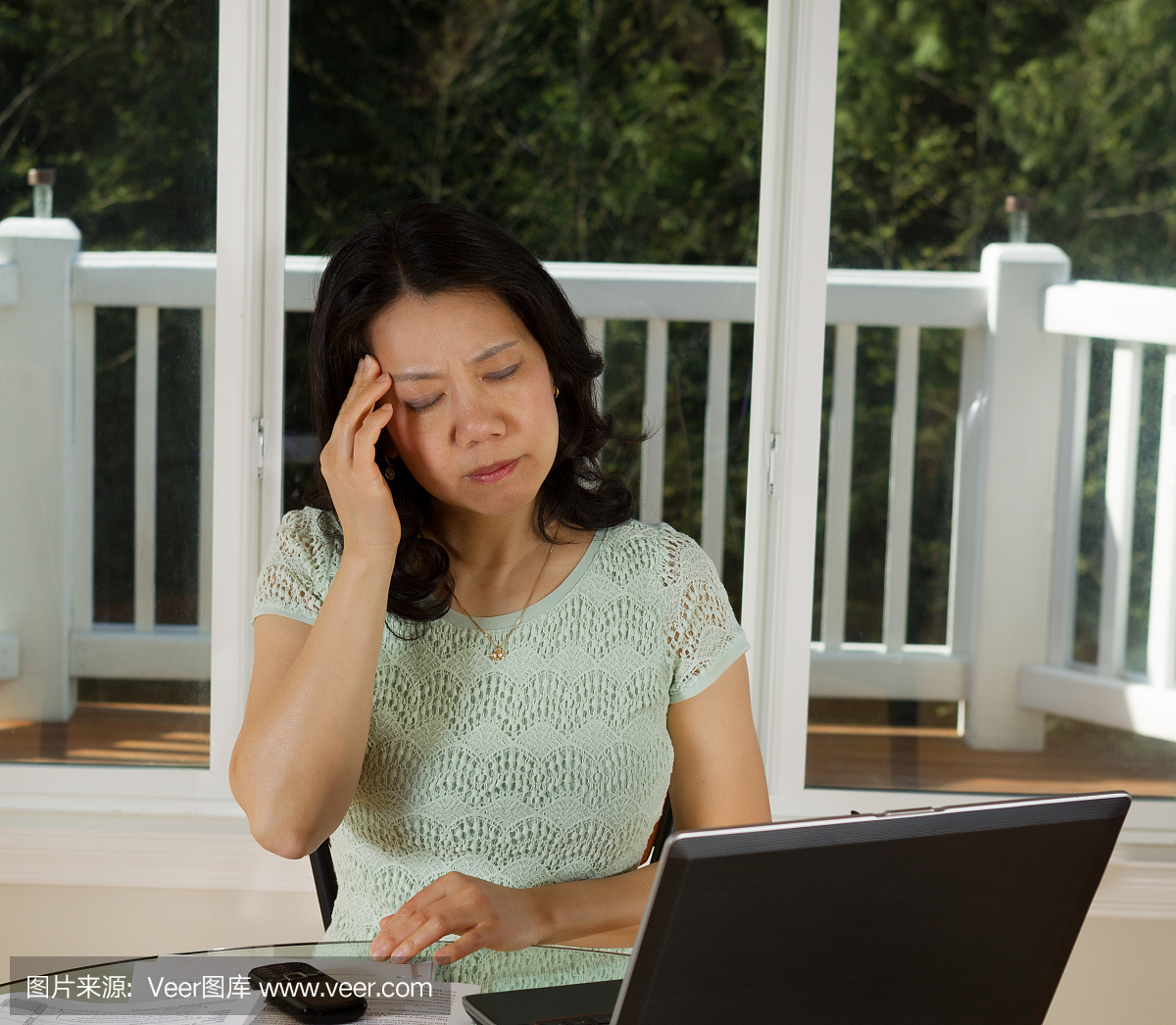 成年女子在家工作时表现出压力