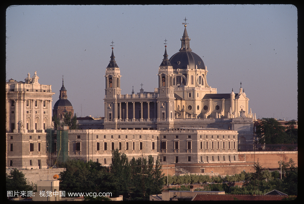 旅行的人,马德里皇宫,商务旅行,1990年-1999年